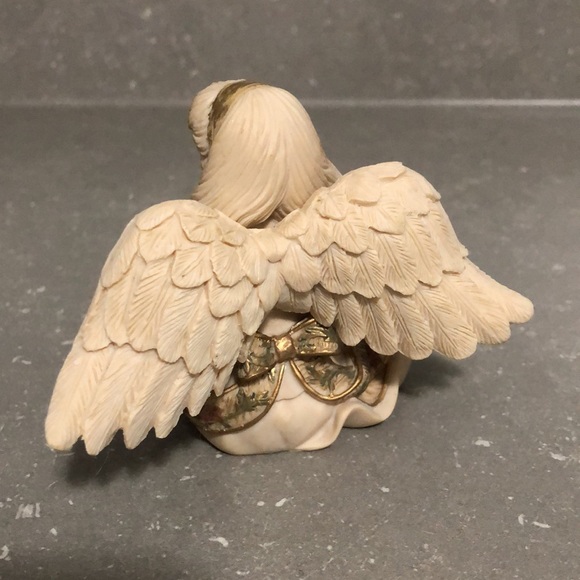 😇SARAH’S ANGELS😇 “March” beautiful detail on wings and flowers, made in 2004. - Picture 2 of 6